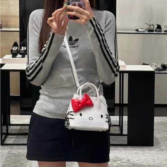 Hello Kitty Crossbody Bag - Picture 5 of 6